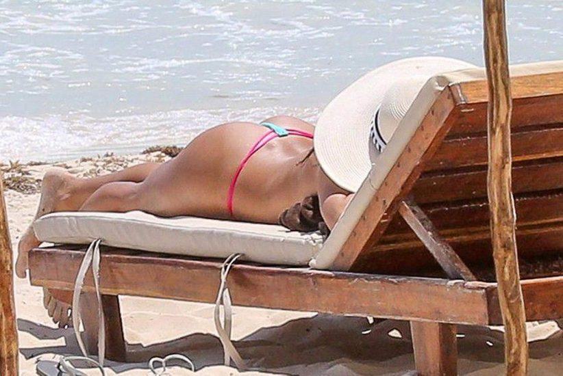 Arianny Celeste sunbathing topless