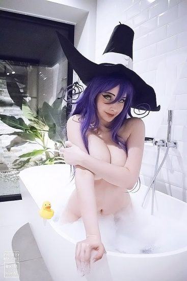 Mikomi Hokina naked in the bathtub