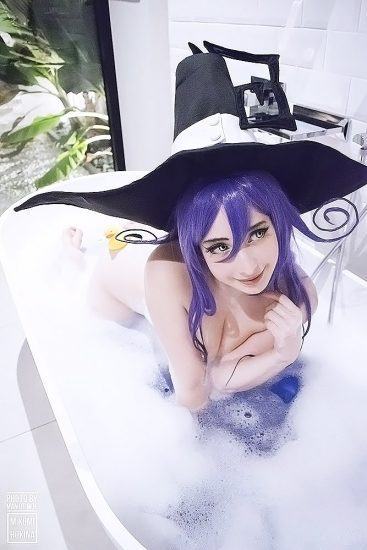 Mikomi Hokina naked in the bath tub