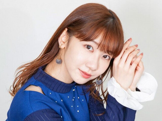 Kashiwagi Konatsu – Female idol singer who captivates fans.