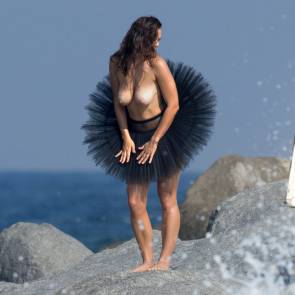 Myla Dalbesio nude for the sea