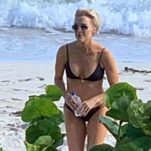 Megyn Kelly is wearing a bikini