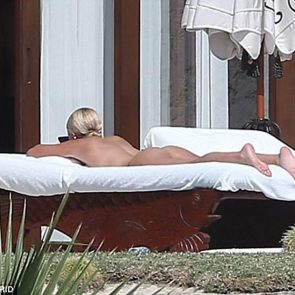 Sofia Richie is sunbathing nude