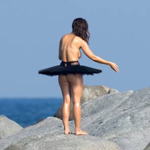 Myla Dalbesio nude for the sea