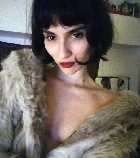 Agostina Bettinelli's naked breasts under a fur jacket