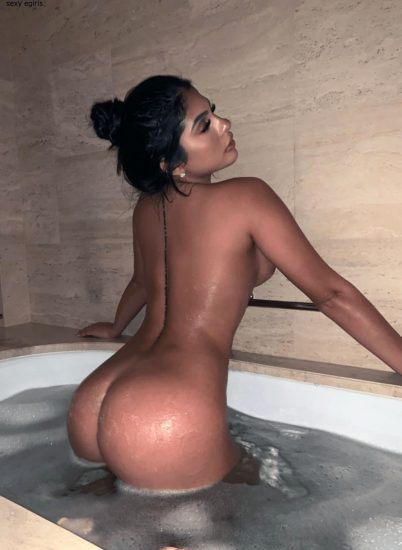 Amanda Trivizas's naked ass in the bathtub