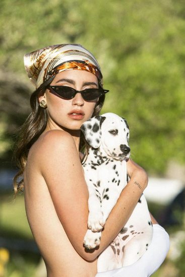 Carla Guetta topless with dog