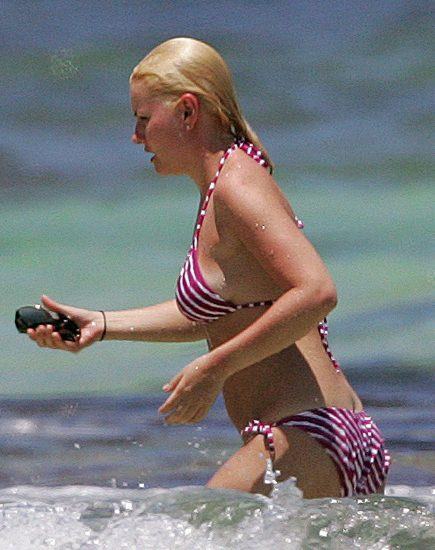 Elisha Cuthbert Hot Ass