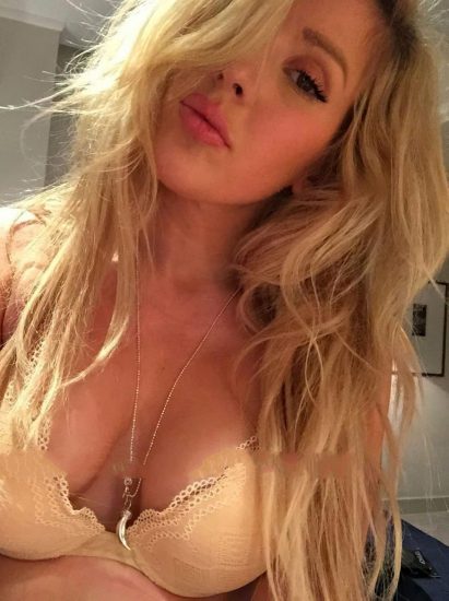 Ellie Goulding leaks sexy selfie