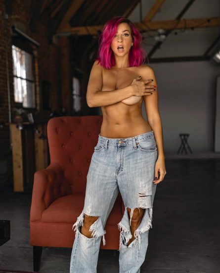 Gabbie Hanna Opaless in Jeans