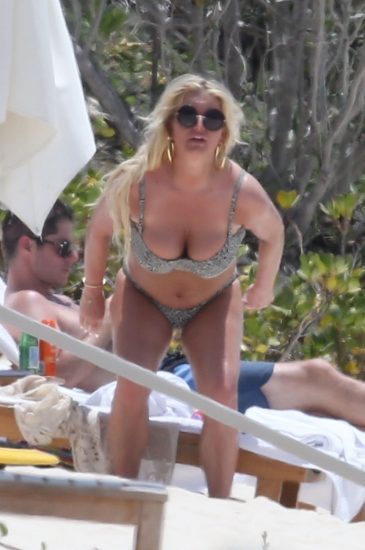 Jessica Simpson's big tits in bikini