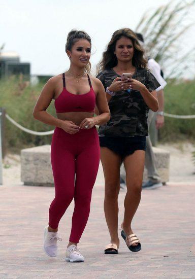 Jessie James Decker Cleavage