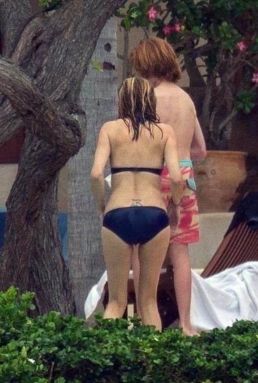 Julia Roberts' big ass is visible in bikini