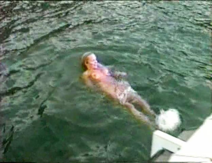 Pamela Anderson goes swimming nude