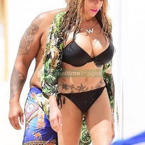 Wendy Williams naked belly in bikini