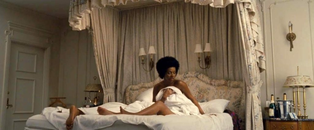 Zoe Saldana Sexy In Bed