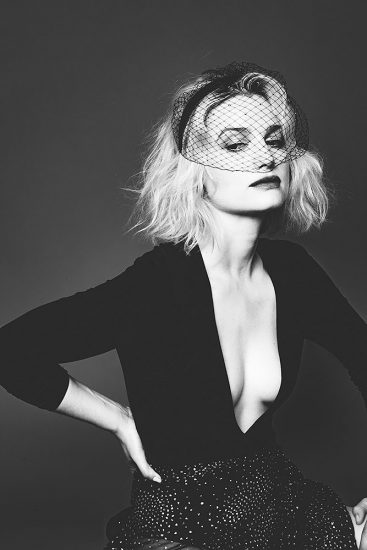 Alison Sudol nude cleavage