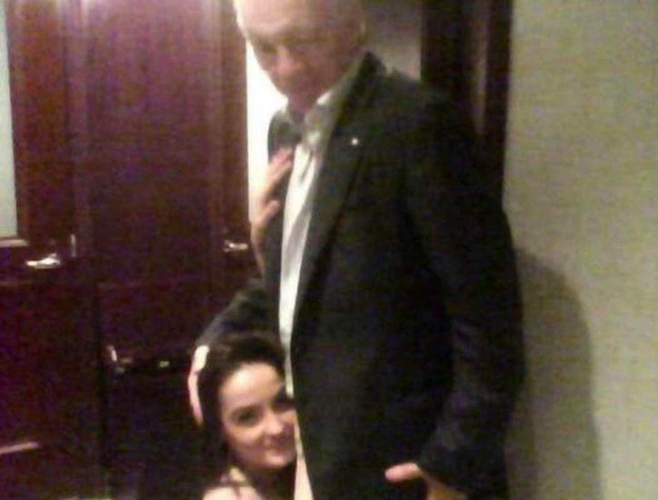 Jerry Jones and the stripper on his dick