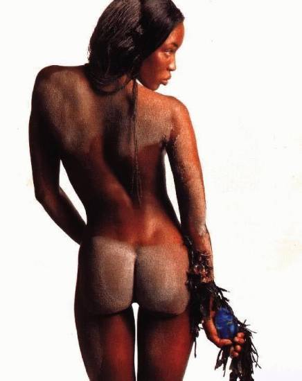 Naomi Campbell from behind and her ass covered with sand