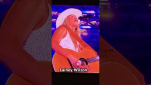 lainey wilson viral video