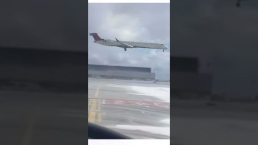 Video : Delta Plane Crash in Toronto