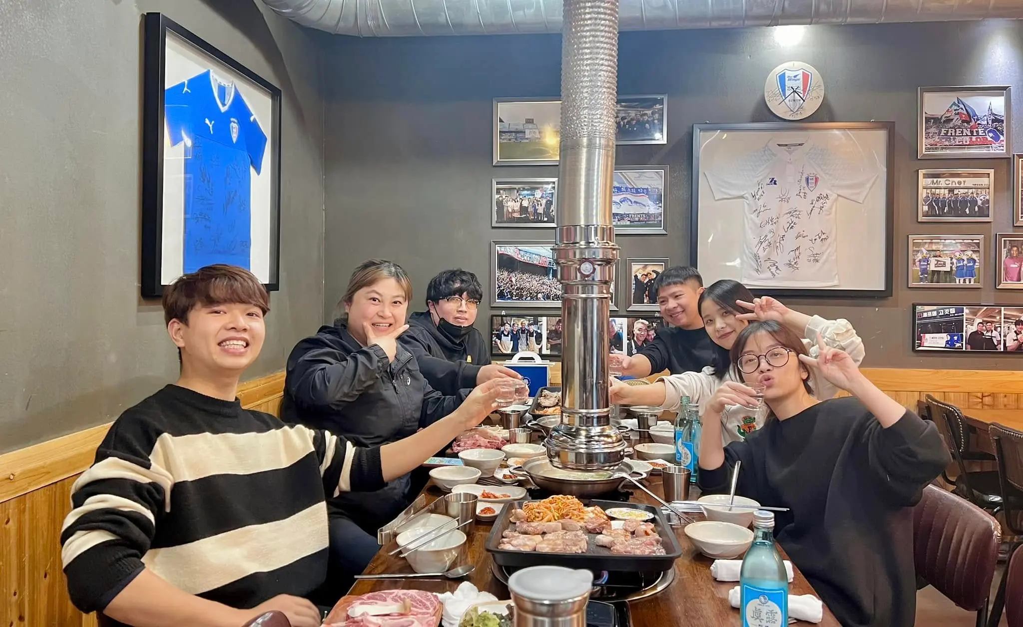 Du học sinh GE Academy ăn tiệc nướng BBQ và uống rượu Soju tại nhà hàng Hàn Quốc