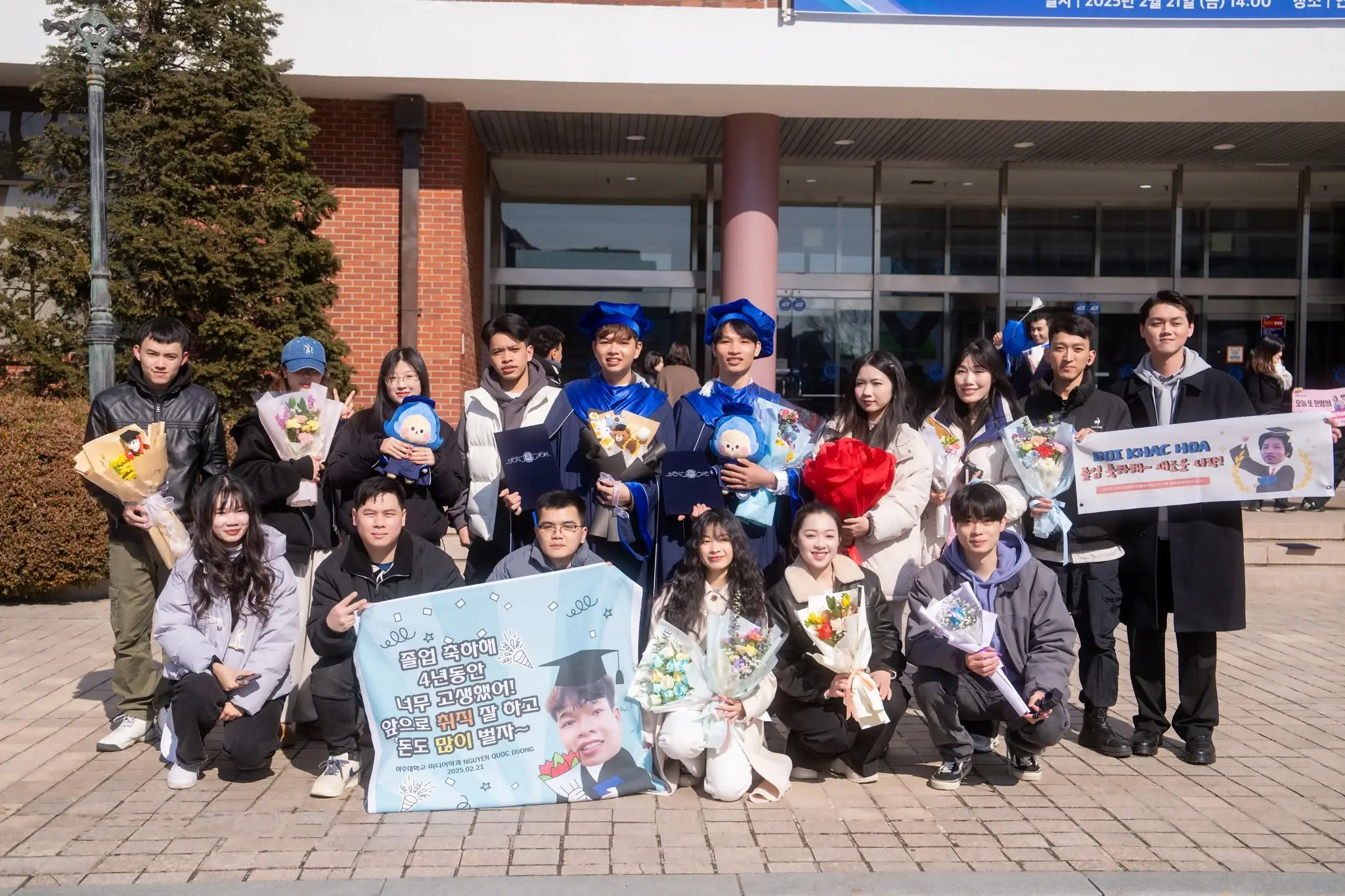 Tập thể du học sinh GE Academy đông đảo chụp ảnh lưu niệm ngày lễ tốt nghiệp đại học tại Hàn Quốc