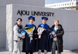 4 cử nhân du học sinh GE Academy cầm bằng tốt nghiệp trước cổng trường Đại học Ajou Hàn Quốc