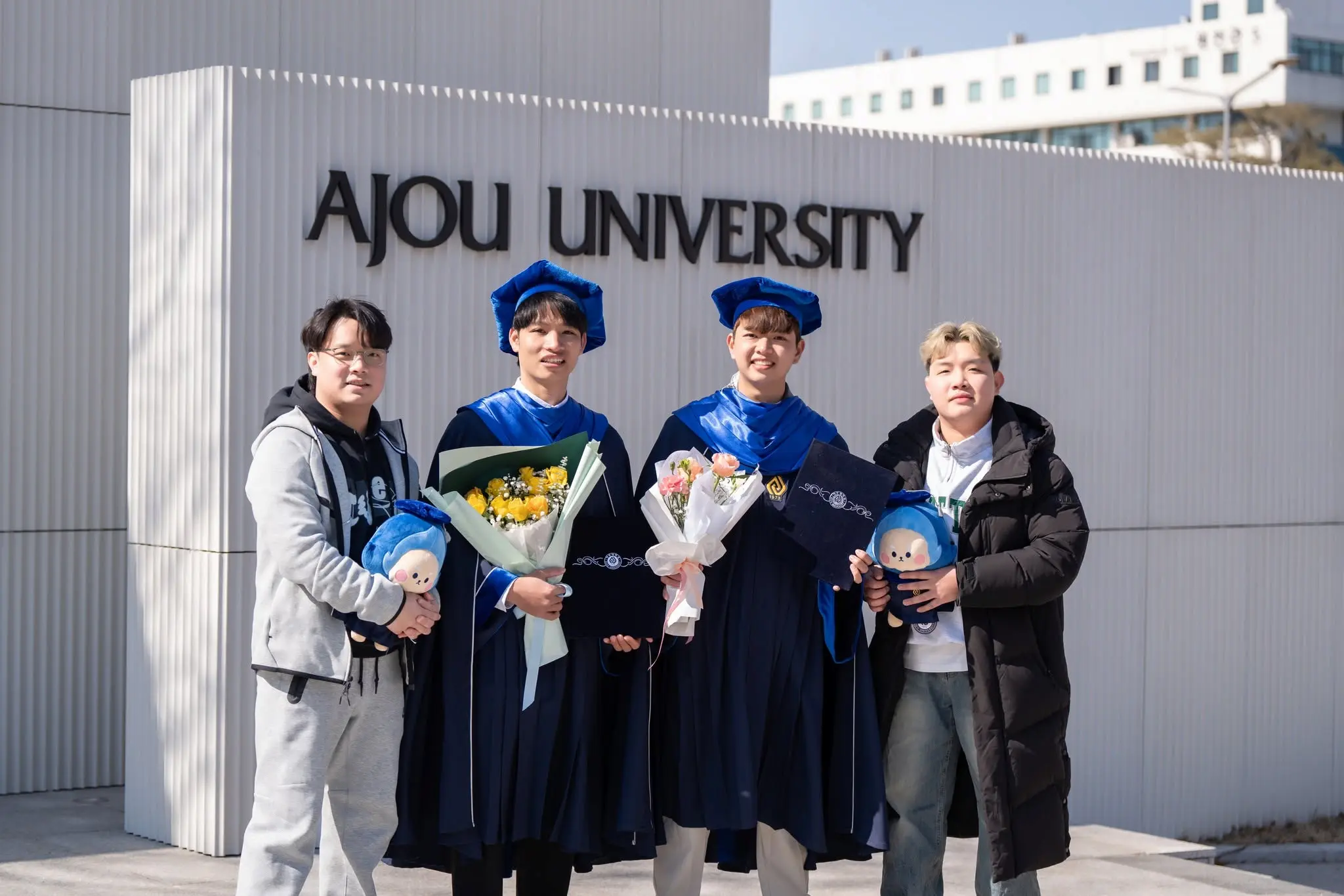 4 cử nhân du học sinh GE Academy cầm bằng tốt nghiệp trước cổng trường Đại học Ajou Hàn Quốc