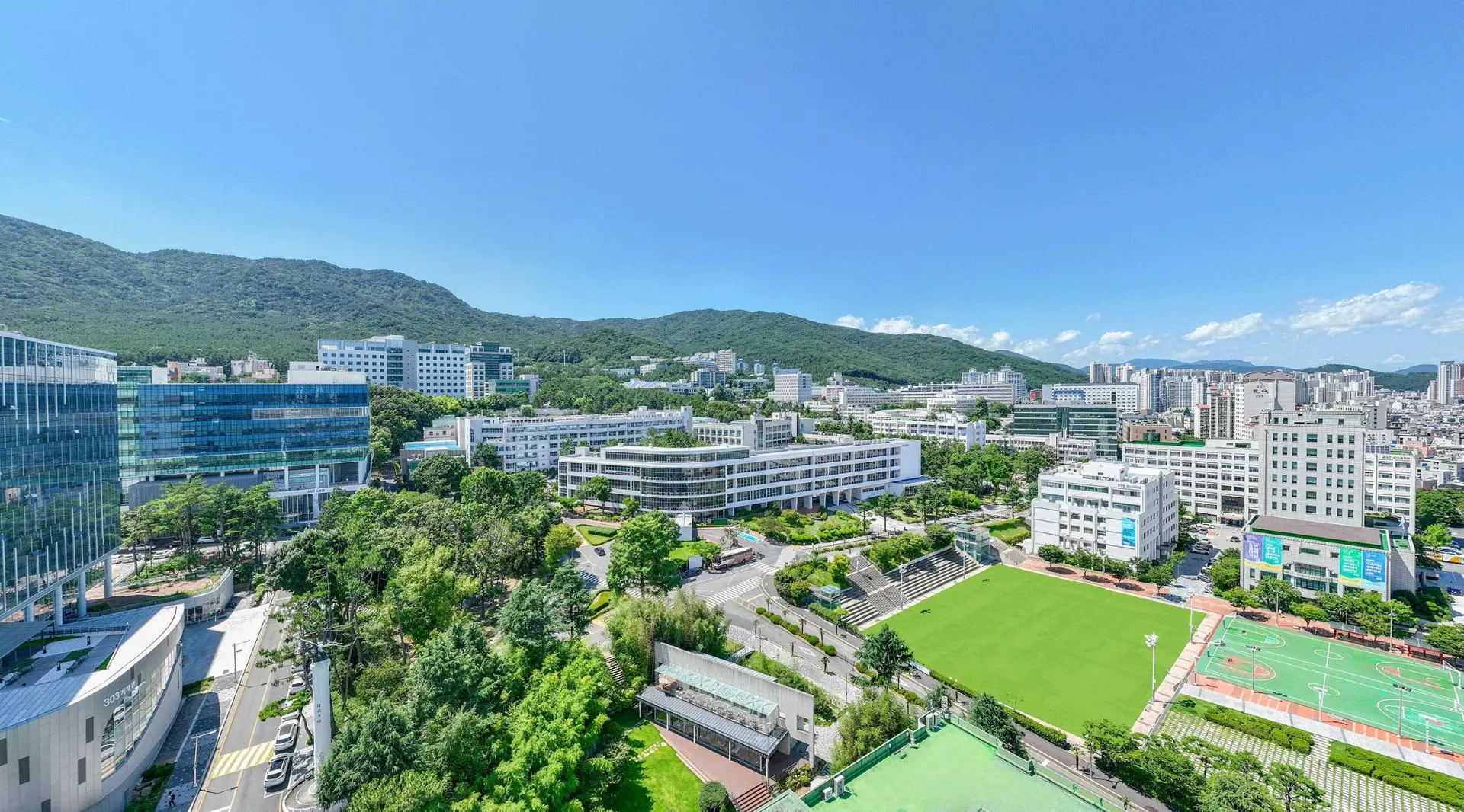 Toàn cảnh khuôn viên rộng lớn của Đại học Quốc gia Pusan nhìn từ trên cao
