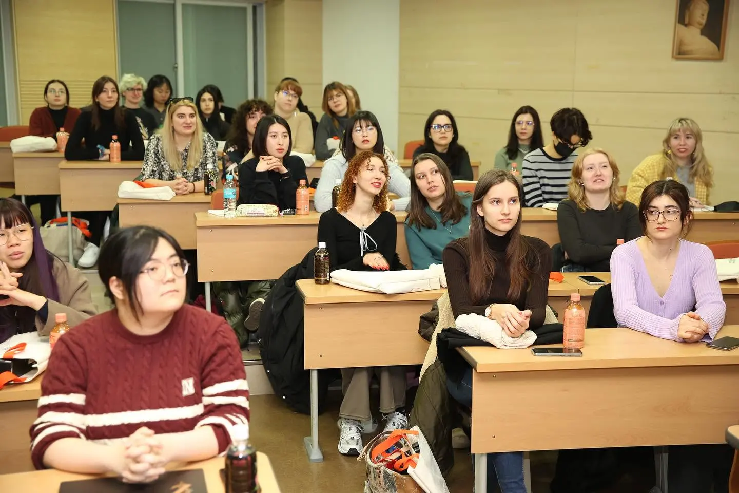 Các sinh viên quốc tế đang chăm chú lắng nghe giảng bài trong lớp học tại Đại học Dongguk