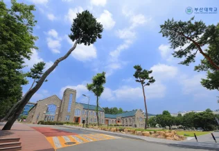 Tòa nhà kiến trúc đá cổ kính trong khuôn viên Đại học Quốc gia Pusan