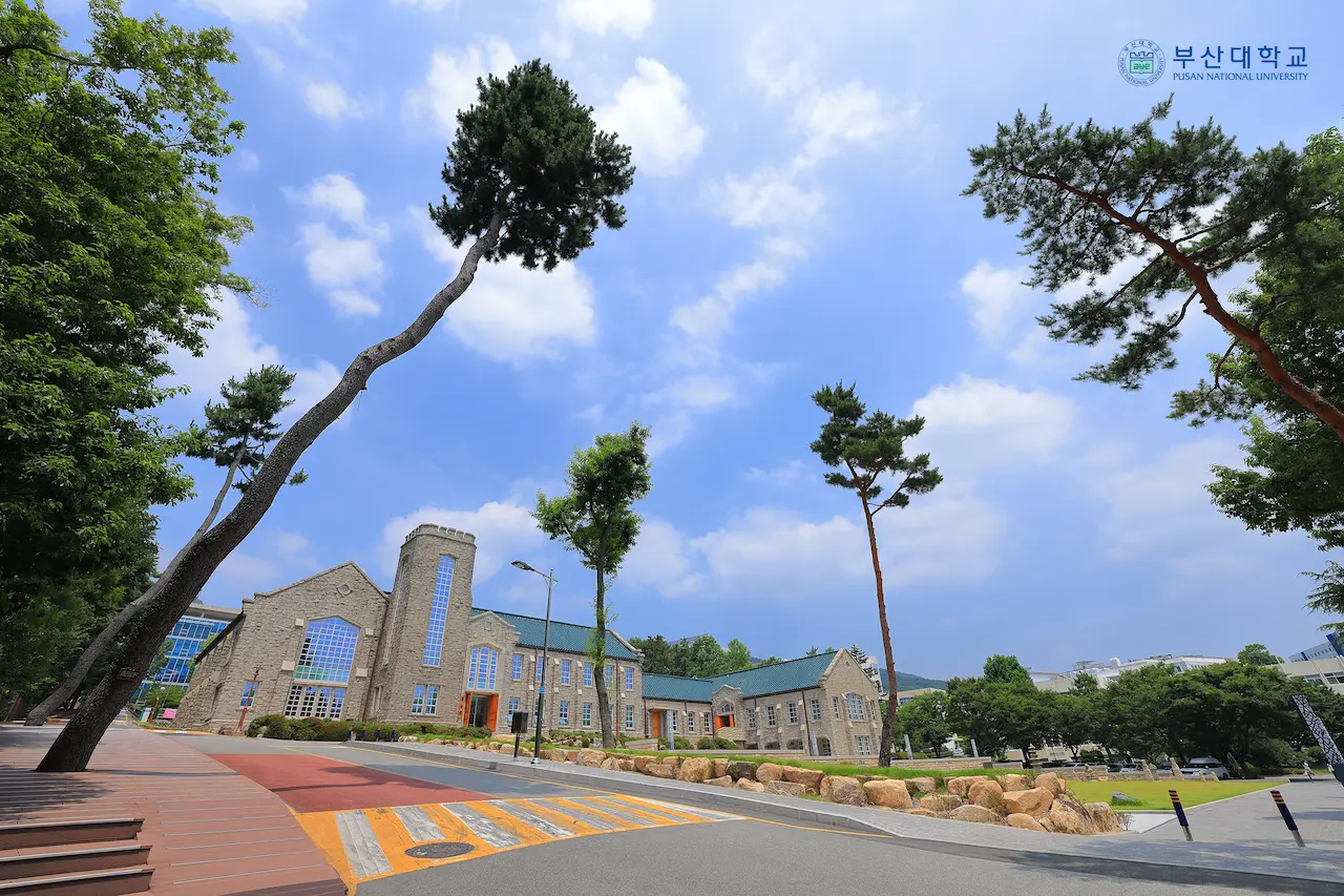 Tòa nhà kiến trúc đá cổ kính trong khuôn viên Đại học Quốc gia Pusan